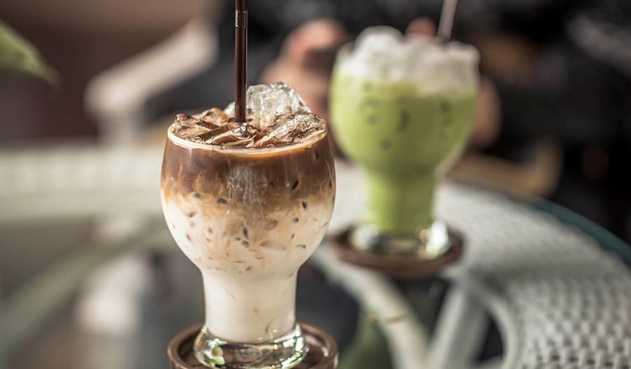 Matcha glacé avec mousse froide à la vanille et aux épices