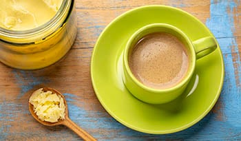 5 receitas de café bulletproof para dar um impulso matinal 