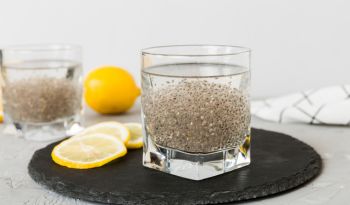 ¿Agua de chía para bajar de peso? Un dietista comparte los hechos