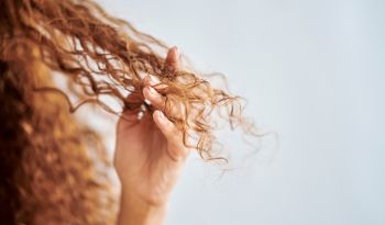 Fallen die Haare aus? Der Zusammenhang zwischen Cortisol und Haarausfall