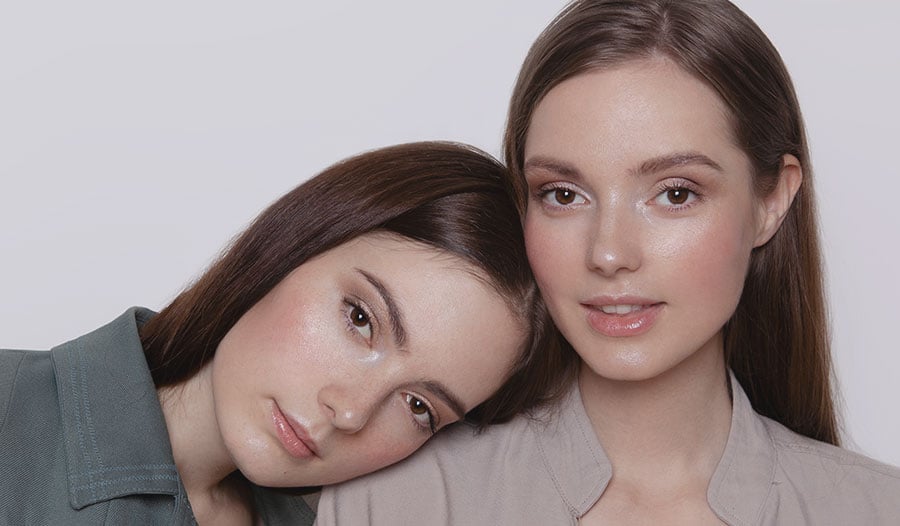twin sisters wearing cream blush to show off this makeup trend