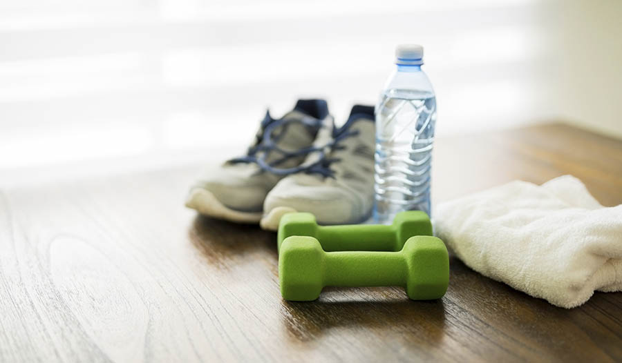 Una foto de una toalla de gimnasio y una botella de agua.