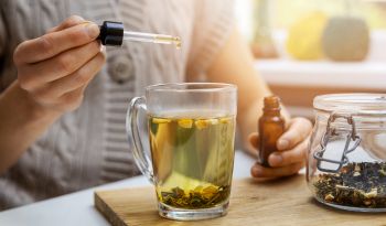 Hierbas Para Apoyar La Fertilidad Femenina: Aliadas De Plantas + Consejos Prácticos