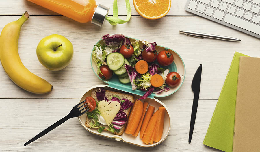 Almuerzo saludable en el lugar de trabajo recoja comida en