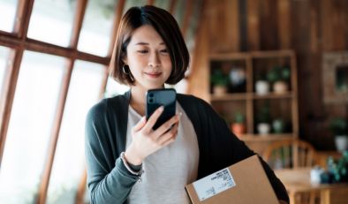 Di Belakang Kotak: Perjalanan Berteknologi Tinggi dan Penjagaan Tinggi Pesanan iHerb Anda