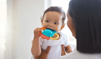 Jednoduché spôsoby, ako zmierniť nepríjemné pocity pri zubovaní: Tipy od lekárnika