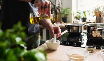 جرعات زيت الزيتون: دليل اختصاصي التغذية للاتجاه والفوائد+طرق أفضل لاستخدام زيت الزيتون الصافي