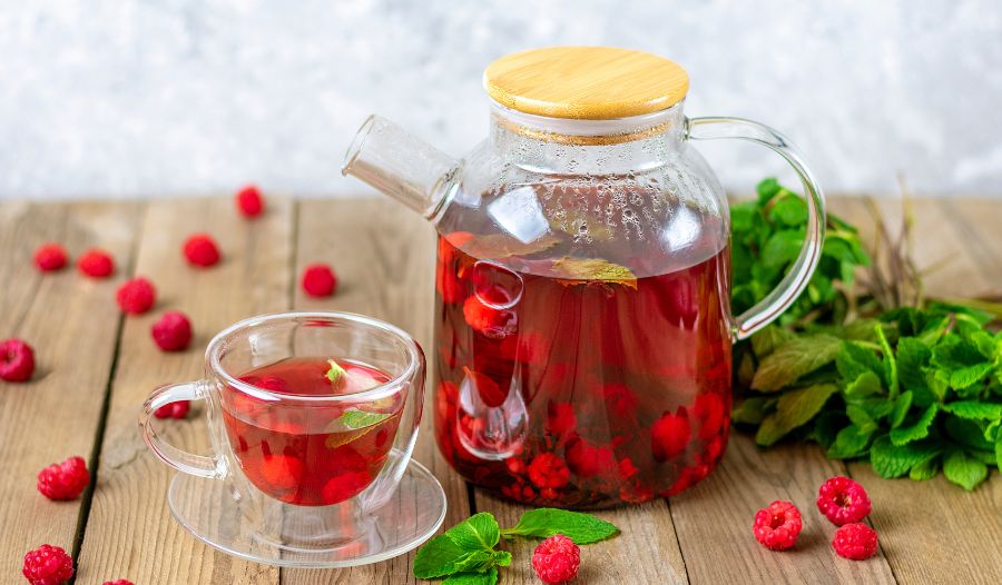 Vorteile von Himbeerblättertee: Von Schwangerschaft bis PMS