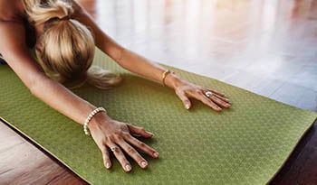 Experimente este simples spray caseiro para limpeza de tapetes de ioga