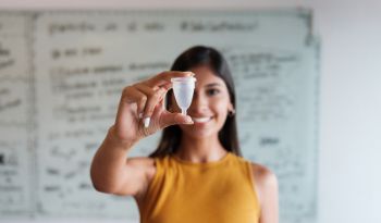 Os tampões são realmente seguros? Por que muitas mulheres estão mudando para copos menstruais