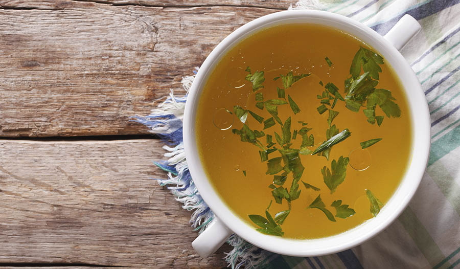 Bone broth : les bienfaits nutritionnels du bouillon d'os - Marie Claire