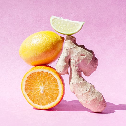 Ingwer, Zitrone und Limette auf rosafarbenem Hintergrund