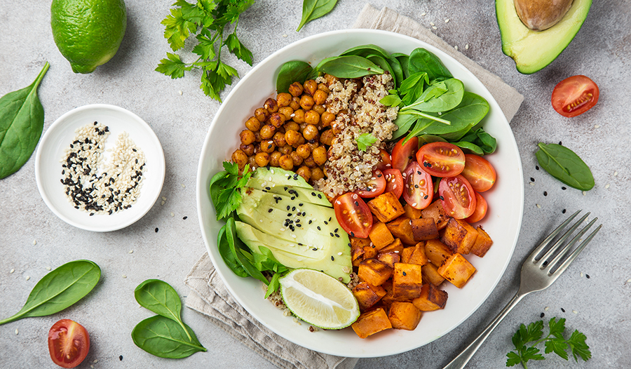 Saladas saudáveis com espinafre, batata-doce, grão-de-bico e abacate