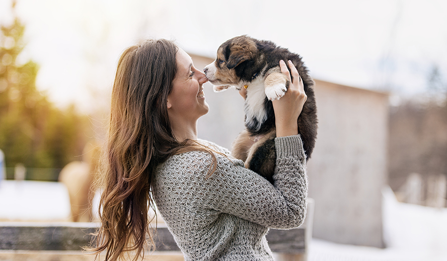 Une femme qui joue avec son chien