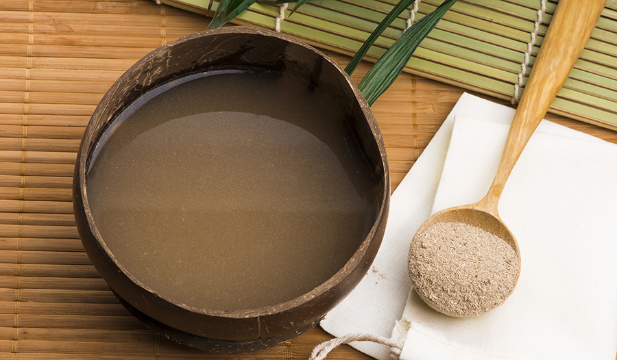 Kava en polvo y bebida sobre la mesa